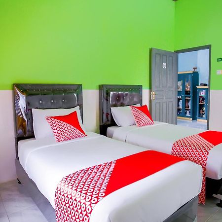 Oyo 2903 Putri Residence Syariah Букиттинги Экстерьер фото