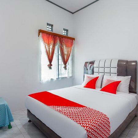 Oyo 2903 Putri Residence Syariah Букиттинги Экстерьер фото