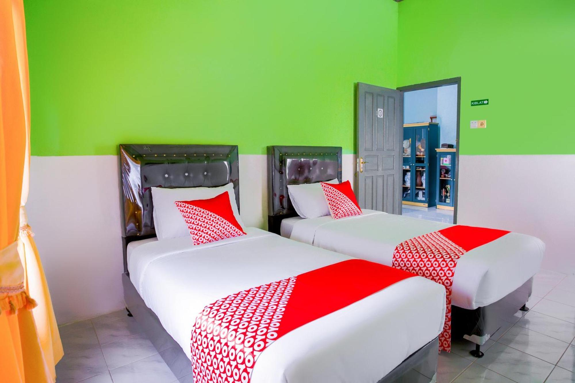 Oyo 2903 Putri Residence Syariah Букиттинги Экстерьер фото