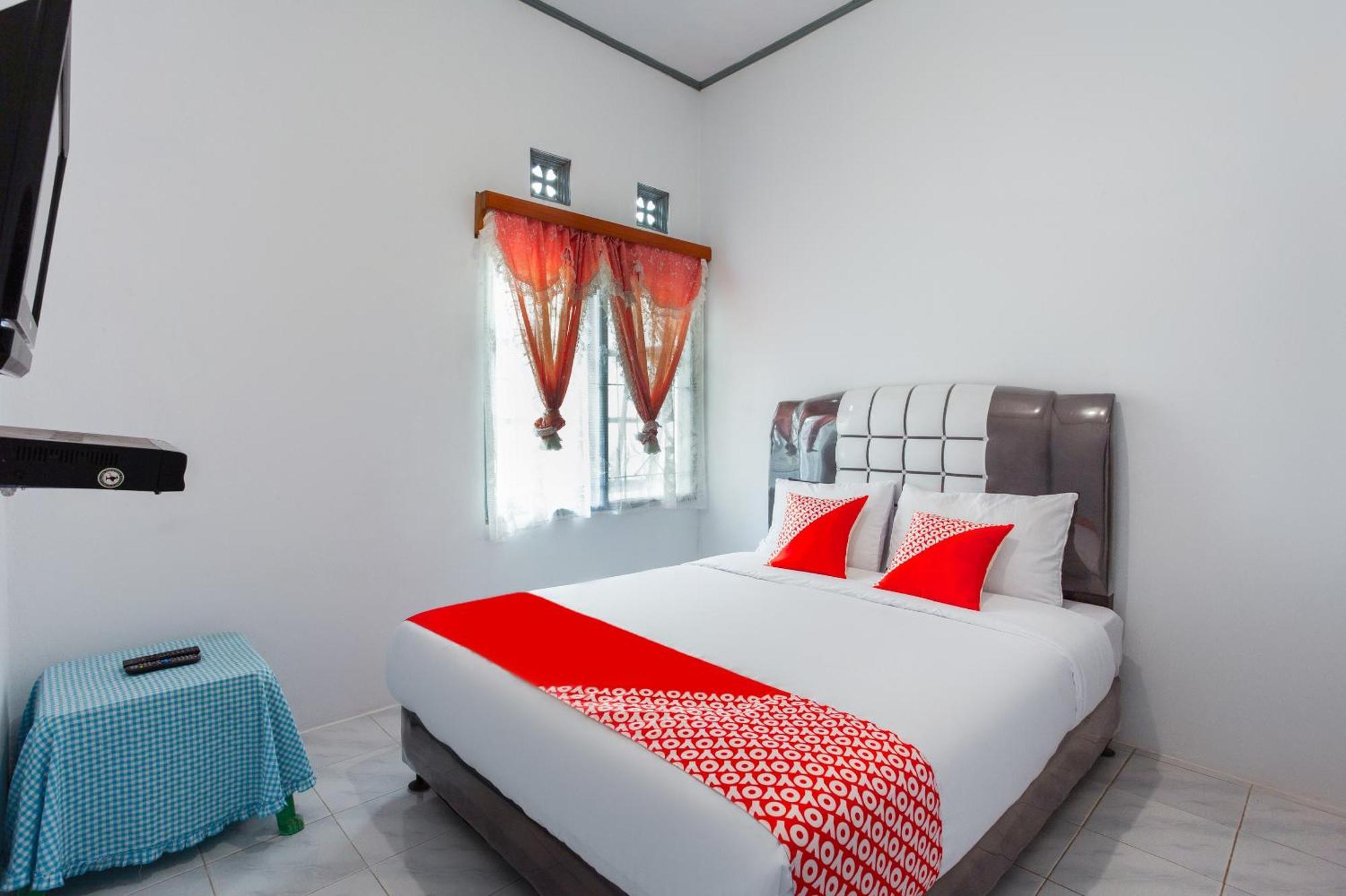 Oyo 2903 Putri Residence Syariah Букиттинги Экстерьер фото