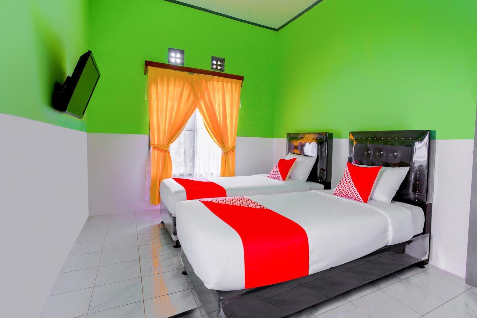 Oyo 2903 Putri Residence Syariah Букиттинги Экстерьер фото