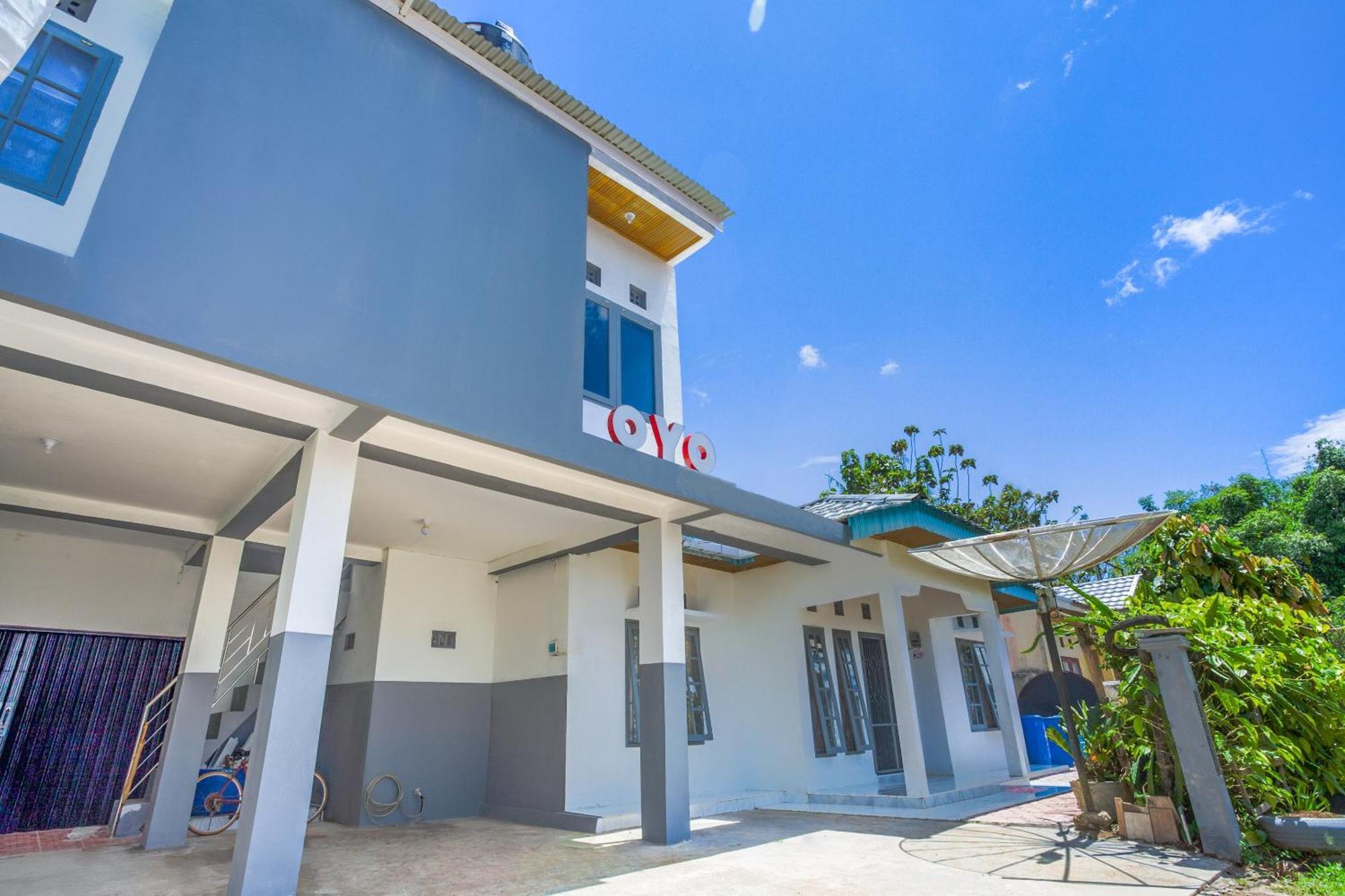 Oyo 2903 Putri Residence Syariah Букиттинги Экстерьер фото