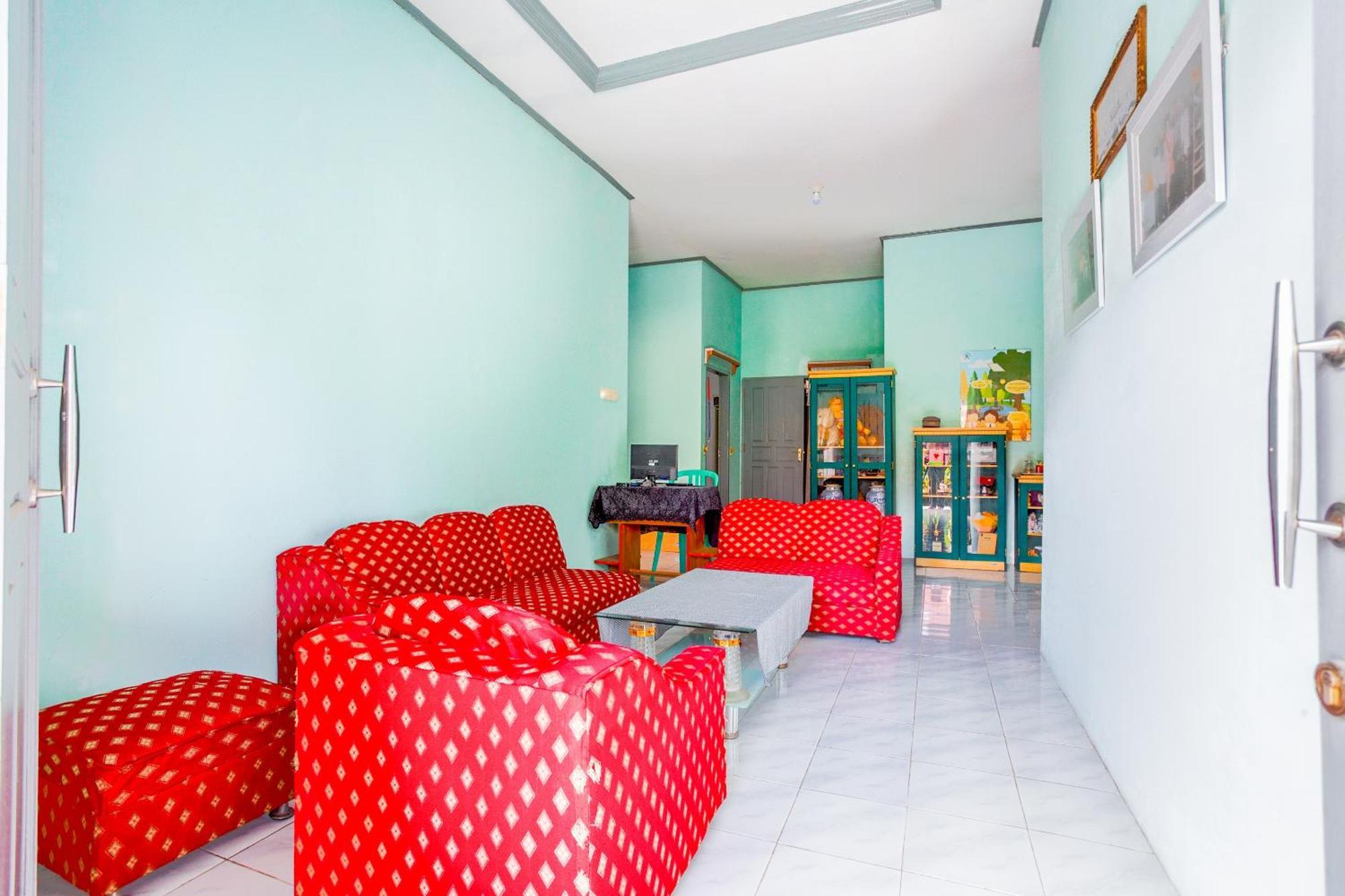 Oyo 2903 Putri Residence Syariah Букиттинги Экстерьер фото