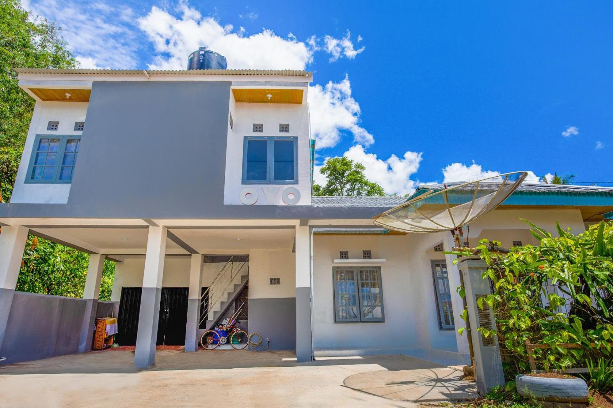 Oyo 2903 Putri Residence Syariah Букиттинги Экстерьер фото