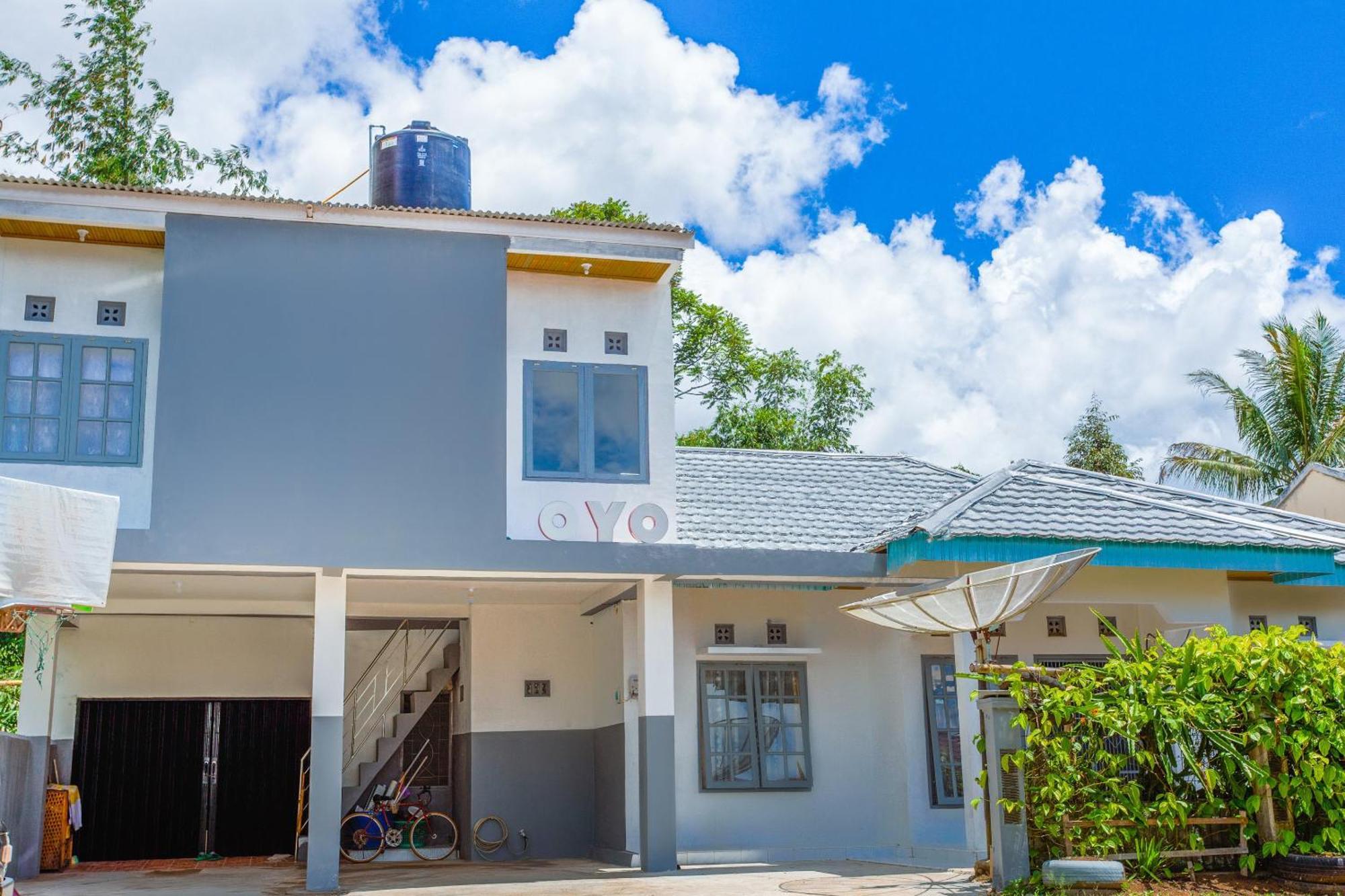 Oyo 2903 Putri Residence Syariah Букиттинги Экстерьер фото